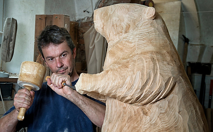 Holzkünstler Mario Guggenberger arbeitet an einem übergroßen Murmeltier. Holzkünstler Mario Guggenberger arbeitet an einem übergroßen Murmeltier.