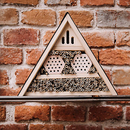 Insektenhotel aus Naturmaterialien Insektenhotel aus Naturmaterialien