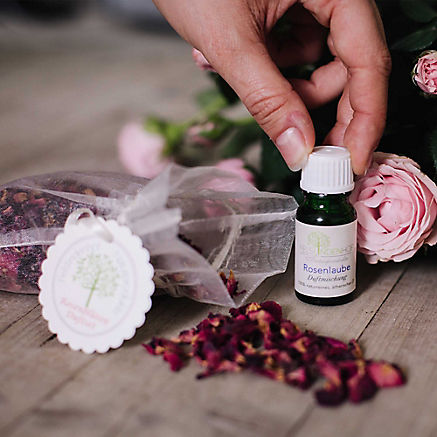 Duftset Mit Rosenbluten Und Ol Entdecken Bei Servus Am Marktplatz